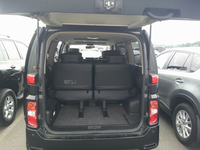 2010 Nissan Elgrand E51 rear space