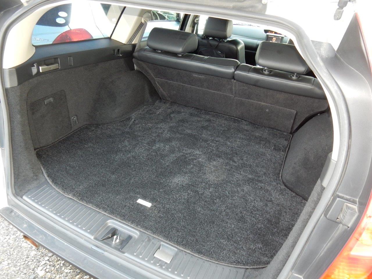 2004 Nissan Stagea AR-X boot space