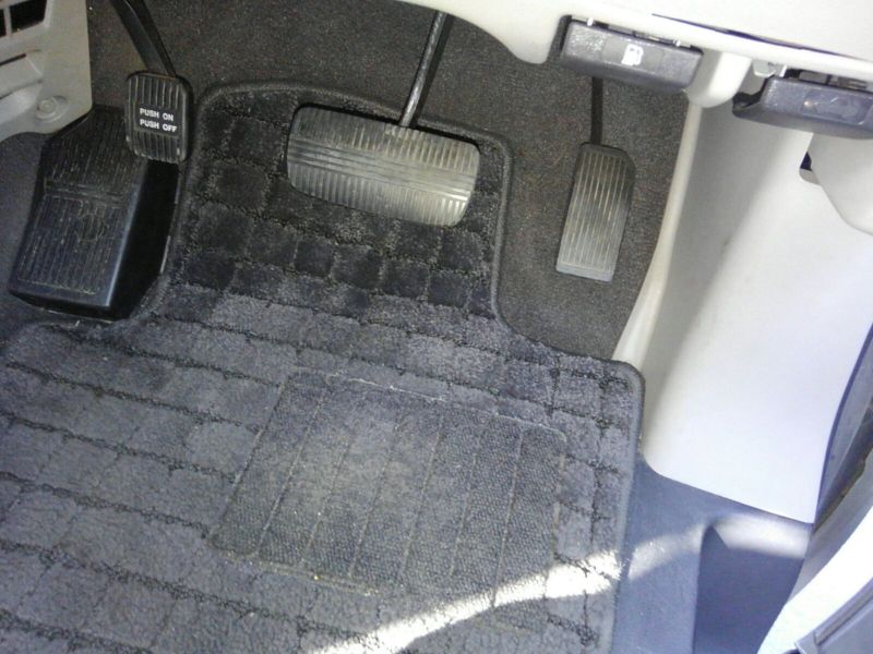 2003 Nissan Elgrand E51 Highway Star 2WD pedals