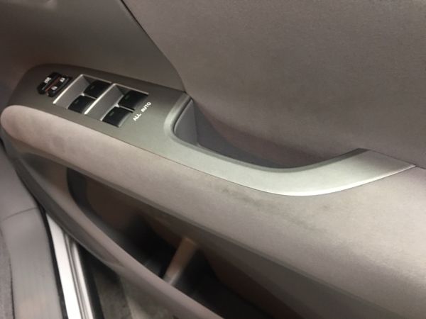 2008 Toyota Estima Aeras dirty armrest