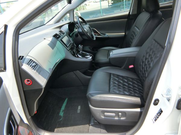 2011 Toyota Mark X Zio 350G Wagon front seats