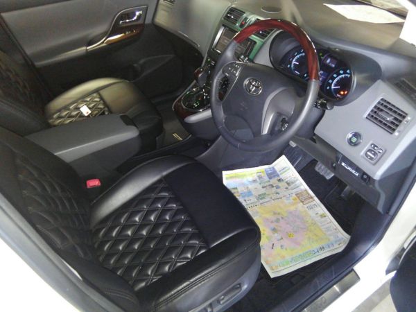 2011 Toyota Mark X Zio 350G Wagon interior 3