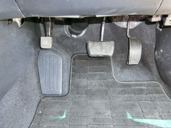 2011 Toyota Mark X Zio 350G Wagon pedals