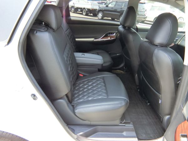 2011 Toyota Mark X Zio 350G Wagon rear seats 7