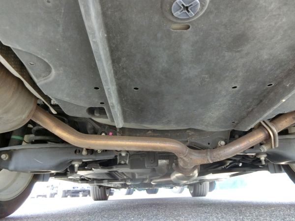 2011 Toyota Mark X Zio 350G Wagon underbody 2