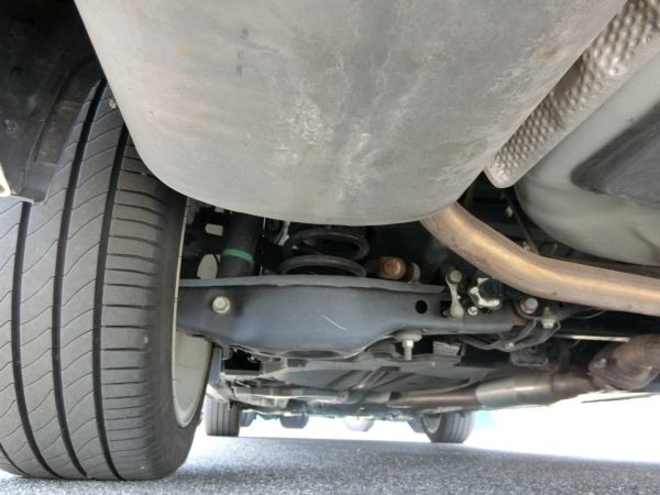 2011 Toyota Mark X Zio 350G Wagon underbody 3