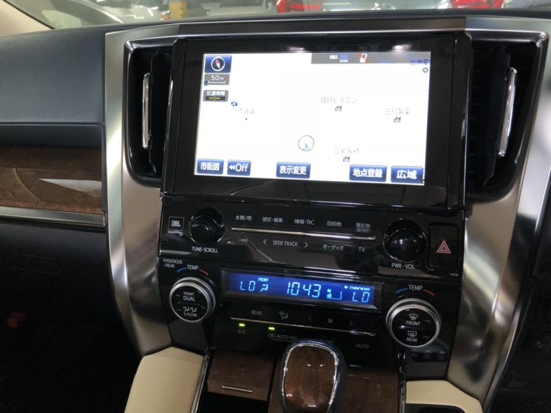 2017 Toyota Alphard Hybrid Executive Lounge TV screen