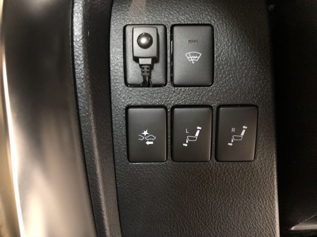 2017 Toyota Alphard Hybrid Executive Lounge power seat switches