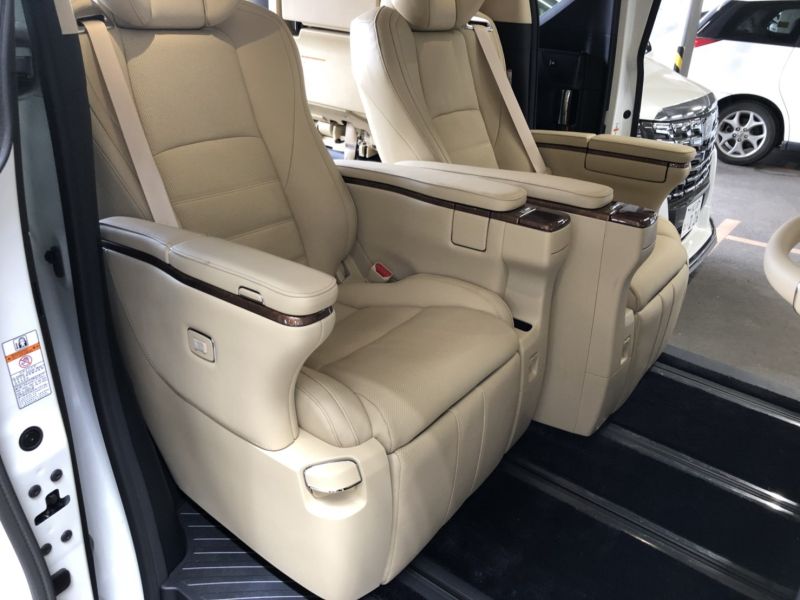 Toyota Alphard Executive Lounge